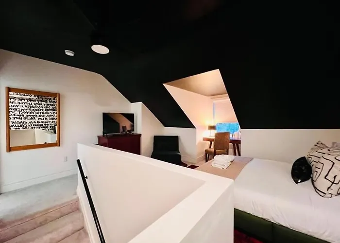 History - Eclectic Luxury - Upper Lawrenceville Holiday home Pittsburgh